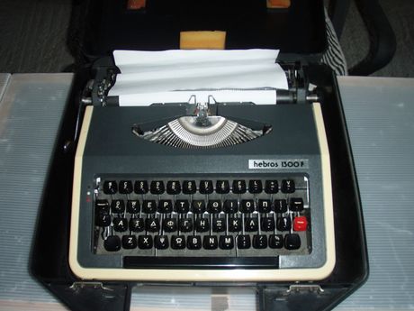 Γραφομηχανή hebros 1300f made germani με πλήκτρα έτος 1975