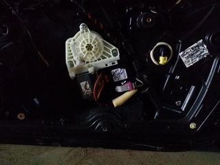 ΓΡΥΛΟΣ ΗΛΕΚΤΡΙΚΟΣ ΠΟΡΤΑΣ ΕΜΠΡΟΣ ΔΕΞΙΑ VW GOLF 6-thumb-2