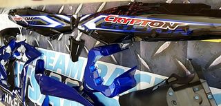 Κουστουμι  μαύρο-μπλε Yamaha Crypton T110.. by katsantonis team racing 