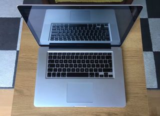 ευκαιρια 2011 Apple MacBook Pro 15" i7 8gb + 2 καρτες γραφικων