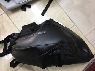 KAΛΥΜΜΑ ΤΕΠΟΖΙΤΟΥ  CB 600 SF HORNET NOIR (07) 