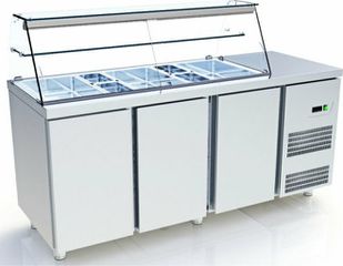 Ψυγείο σαλατών με μηχανή στα δεξιά