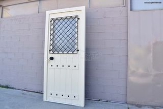 εξώπορτες ασφαλείας  ξύλινες    7 εκατοστά πάχος..