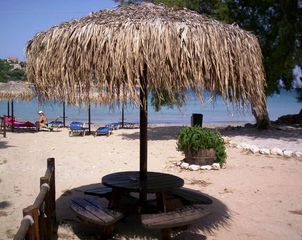 ΟΜΠΡΕΛΑ ΠΑΡΑΛΙΑΣ ΞΥΛΙΝΗ-thumb-1
