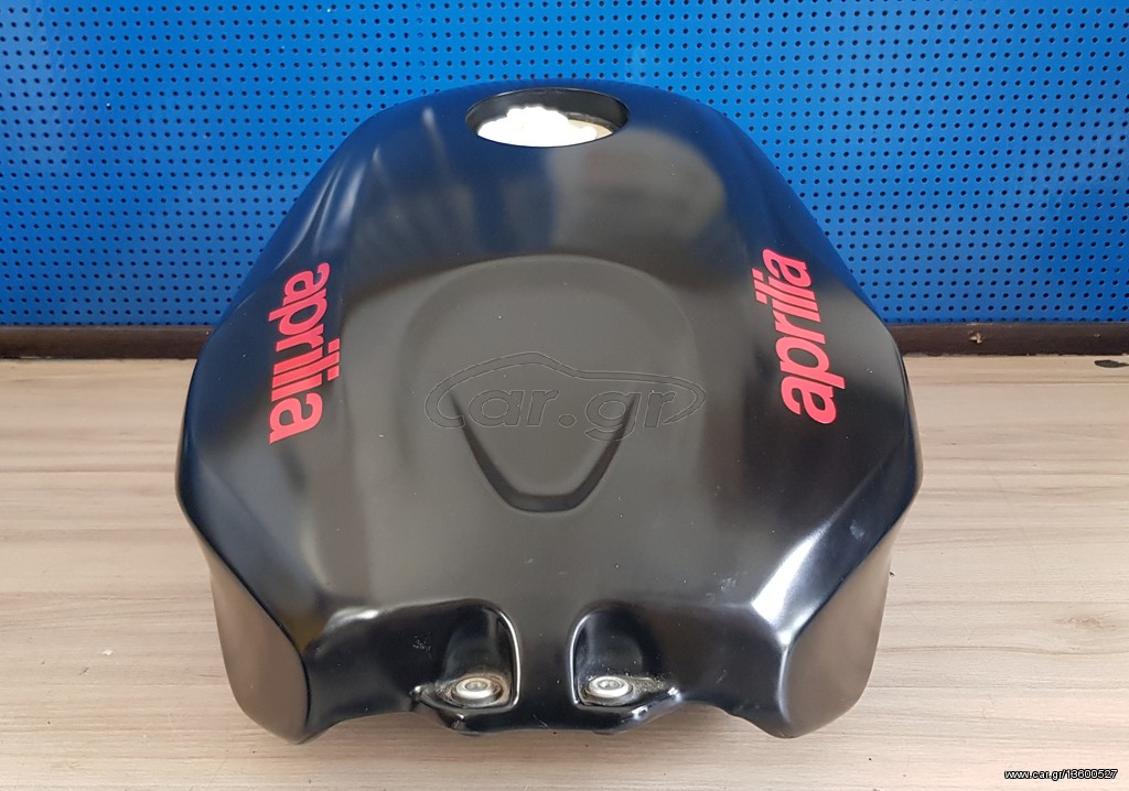 Aprilia tuono 1000 2006 2010 τεποζιτο σε καλή κατάσταση 