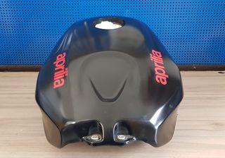 Aprilia tuono 1000 2006 2010 τεποζιτο σε καλή κατάσταση 