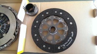 σετ συμπλεκτη μαρκας LUK, με κωδικο : 623277400 , φοραει δισκο χωρις ελατηρια , ξηρο δισκο