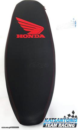 Σέλα μαύρη με κόκκινη στάμπα Honda για Honda innova injection..by katsantonis team racing 