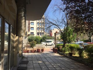 Ενοικιάζεται γωνιακό κατάστημα σε πολύ κάλο σημείο μπροστά από Το ξενοδοχείο Les Lazaristes.