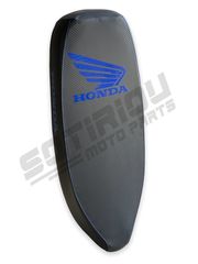 ΣΕΛΑ CARBON HONDA ASTREA GRAND ΜΕ ΜΠΛΕ ΛΟΓΟΤΥΠΟ/ΓΡΑΜΜΑΤΑ