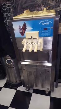 Παγωτομηχανή με τρεις γεύσεις από 50 ευρώ