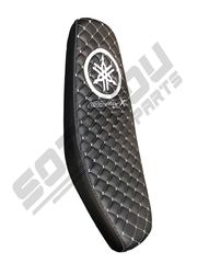 ΣΕΛΑ CARBON YAMAHA CRYPTON X 135 ΜΠΑΚΛΑΒΑΣ ΜΕ ΑΣΠΡΕΣ ΡΑΦΕΣ ΚΑΙ ΑΣΠΡΟ ΡΑΜΜΕΝΟ ΛΟΓΟΤΥΠΟ 