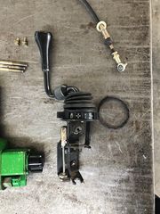 ΧΕΙΡΙΣΤΗΡΙΟ ΜΕ JOYSTICK ΓΙΑ JOHN DEERE (00) ΜΗΔΕΝ ΣΕΙΡΑ ΚΑΙ (10) ΔΕΚΑ ΣΕΙΡΑ-thumb-2