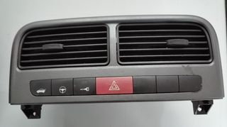 Κεντρική κονσόλα με αεραγωγούς και διακόπτες αλαρμ Fiat Grande Punto 2005-2009.