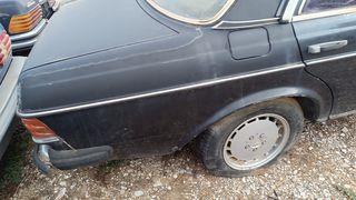 Mercedes-Benz 300 1981 123 DIESEL-thumb-10