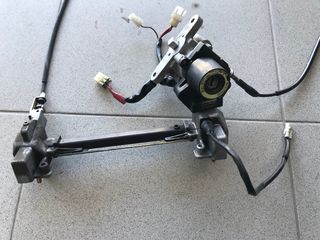 Υamaha YP400 Majesty 2004/10 Κεντρικός Διακόπτης και Μηχανισμός κλειδαριάς Σέλας σε άριστη κατάσταση!!! 