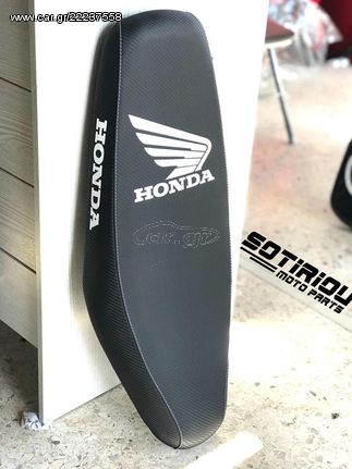 ΣΕΛΑ CARBON HONDA SUPRA ΜΕ ΑΣΠΡΑ ΓΡΑΜΜΑΤΑ