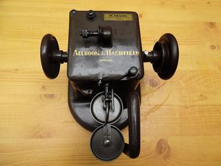 " ALLBOOK & LTD HASHFIELD " Παλιά εγγλέζικη επαγγελματική ραπτομηχανή για δέρμα και γούνα αρχών του προηγούμενου αιώνα.