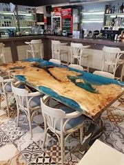 τραπέζια από ξύλο και υγρό γυαλί