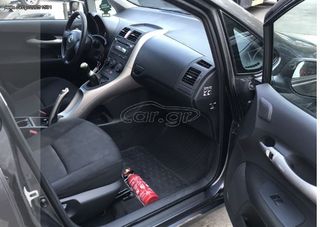 Toyota Auris DIESEL   '11-thumb-1