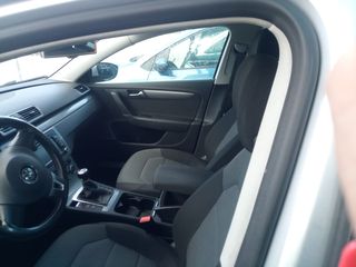Volkswagen Passat 2012-thumb-1