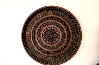 Μπρούτζινος δίσκος μεγάλων διαστάσεων σκαλιστός με τη μορφή του Βούδα στη μέση