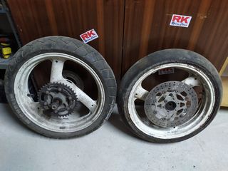 Yamaha Suzuki-thumb-1