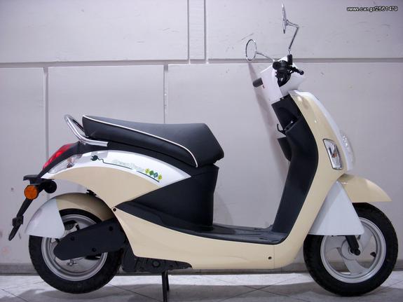 Nomik '17 GreenTrans- E-Scooter 