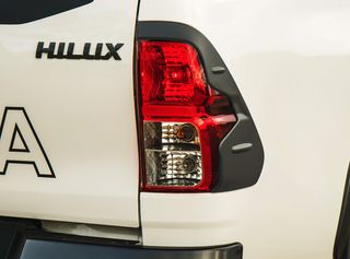 Μαύρες πλαστικές γρίλιες πίσω φαναριών Toyota Hilux (Revo) '07/2016->