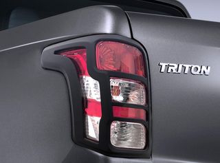 Μαύρες πλαστικές γρίλιες πίσω φαναριών Mitsubishi L200 Triton 2015->2019 
