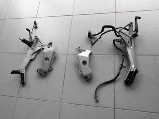 Honda CB600F Hornet 1998-2003 Μαρσπιέ/Ποδοστήρια πληρες (L+R) σε άριστη κατάσταση!!!!