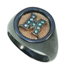 Δαχτυλίδι Chevalier σε ροζ χρυσό Κ9 κεφαλή με το μονόγραμμα το Μ και κεραμικό σώμα Νο. 54
Θα φροντίσουμε για τη συσκευασία δώρου