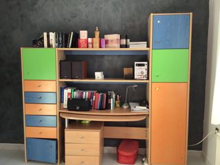 Βιβλιοθήκη-γραφείο με ντουλάπια,συρτάρια και συρταριέρα,και κρεβάτι κουκέτα 