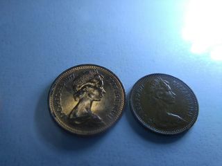 ΔΥΟ SYLEKTIKΑ SPANIΑ NOMISMAΤΑ  ,ELIZABETH.II ,,1.NEW PENNY 1977... ΚΑΙ 1/2 ..1977...ΔΗΜΠΠΡΑΣΙΑ