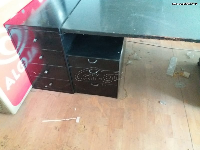 Γραφείο με συρταργιέρα 