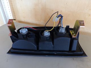 ΠΩΛΕΙΤΑΙ ΦΑΝΑΡΙ ΠΙΣΩ ΔΕΞΙΑ ΑΠΟ NISSAN NAVARA D21-thumb-2