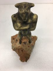 Μινώταυρος γλυπτό από μπρούτζο φτιαγμένο με την αρχαία τεχνική του χαμένου κεριού, πάνω σε ορυκτή πέτρα βάση χειροποίητο 