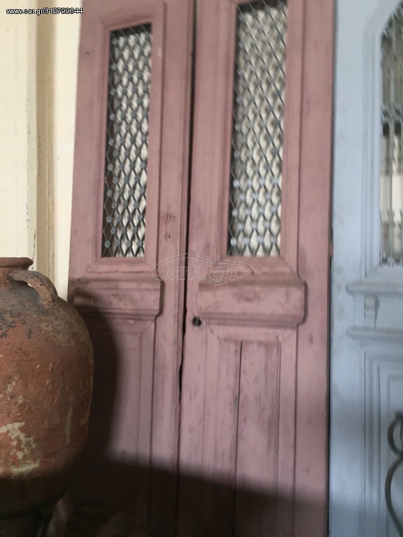 Παλιές ξύλινες πόρτες ελληνικές με κάγκελο
