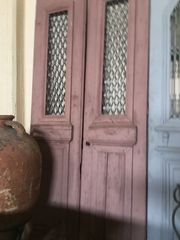 Παλιές ξύλινες πόρτες ελληνικές με κάγκελο 