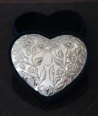 Ασημένια κοσμηματοθήκη σε σχήμα καρδιάς