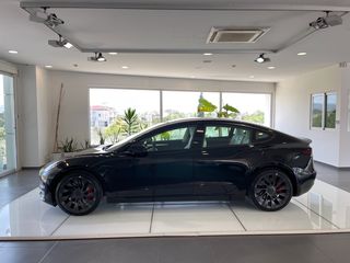 Tesla Model 3 2021 PERFOMANCE -thumb-1