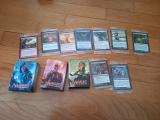 MAGIC THE GATHERING ΚΑΡΤΕΣ ΚΑΙ ΣΥΛΛΕΚΤΙΚΑ DECKS ΚΛΕΙΣΜΕΝΑ ΣΤΟ ΚΟΥΤΙ ΤΟΥΣ ΔΕΝ ΕΧΟΥΝ ΑΝΟΙΧΤΕΙ ΠΟΤΕ ΚΑΙ ΑΡΚΕΤΕΣ ΚΑΡΤΕΣ ΜΑΖΙ ΤΟΥΣ 3 DECKS ΚΛΕΙΣΤΑ ΚΑΙ PROMO ΚΑΡΤΕΣ ΚΛΕΙΣΤΕΣ ΣΕ ΦΑΚΕΛΑΚΙΑ