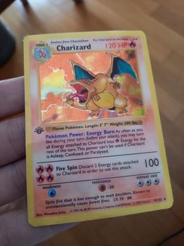 5 ΚΑΡΤΕΣ ΠΟΚΕΜΟΝ POKEMON CHARIZARD 1ST EDITION ΑΠΟΜΙΜΗΣΗ ΤΗΣ ΑΥΘΕΝΤΙΚΗΣ ΚΑΡΤΑΣ CHARIZARD ΣΤΟ ΜΕΓΕΘΟΣ ΚΑΝΟΝΙΚΩΝ ΚΑΡΤΩΝ ΑΠΛΑ ΛΙΓΟ ΠΙΟ ΧΟΝΤΡΗ ΣΕ ΠΑΧΟΣ ΥΠΑΡΧΟΥΝ 5 ΚΑΡΤΕΣ ΟΙ 4 ΕΙΝΑΙ HOLO H MIA OXI