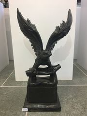 Μαρμάρινο γλυπτό αετού πάνω σε βάση, χειροποίητο σκαλιστό ολόγλυφο μασίφ έργο από ελληνικό μαύρο μάρμαρο , ο αετός είναι το σύμβολο της βυζαντινής αυτοκρατορίας το σύμβολο της ελευθερία