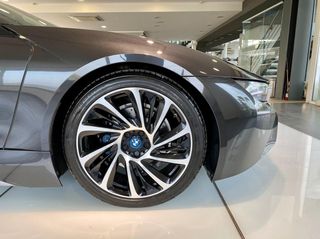 Bmw i8 2016-thumb-9