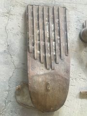 Ντουγένι, βολόσυρο παλιό σιδερένιο ελληνικό αγροτικό εργαλείο του 1900, αλώνιζαν το σιτάρι,  