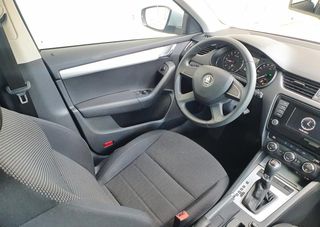 Skoda Octavia 2014 1.6 TDI DSG NAVI Book Service-thumb-47