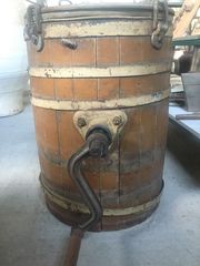 Πλυντήριο ρούχων παλιό ξύλινο βαρέλι από την Ελλάδα του προηγούμενου αιώνα