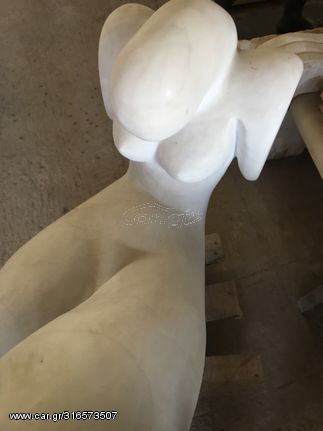 Γλυπτό άγαλμα γυναίκας μοντέρνο από ελληνικό λευκό μάρμαρο ολόγλυφο χειροποίητο βαριά κατασκευή , μοναδικό έργο από επώνυμο έλληνα γλύπτη , εμπνευσμένο από την αρχαία Ελλάδα ,