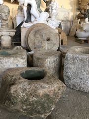 Πέτρες , γούρνες, γουδιά, μυλόπετρες παλιά διακοσμητικά νεοκλασικά οικοδομικά υλικά από όλη την Ελλάδα διαφορά μεγέθη , τιμές αναλόγως 